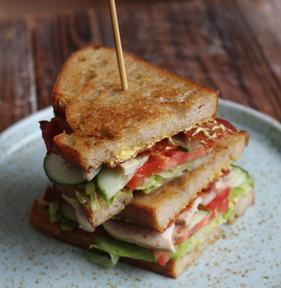 Club sandwich med kylling og bacon