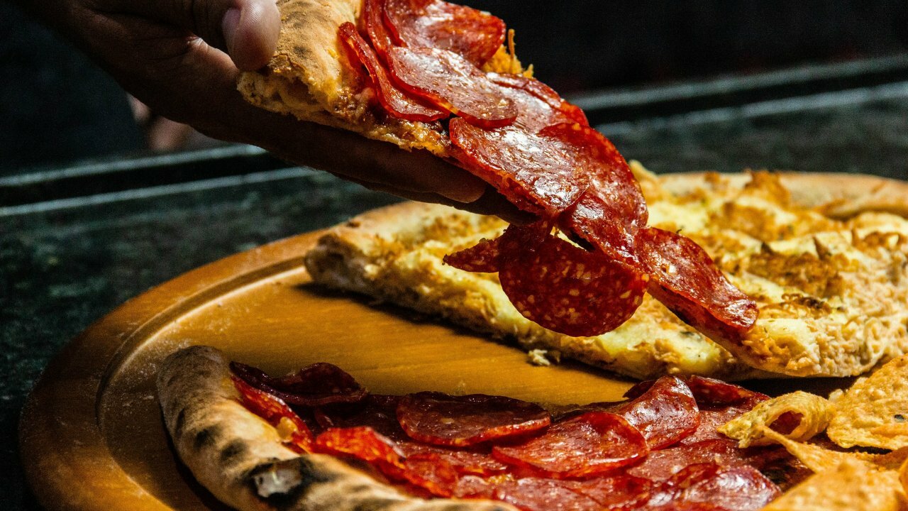 Født hundehvalp påske Pizza på grill - sådan bager du pizza på kul- og gasgrill - Mandekogebogen