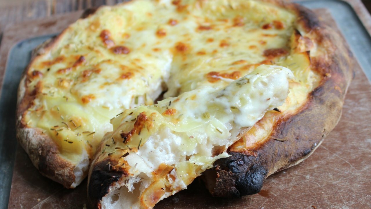 Bianco - hvid pizza med mascarpone, kartofler og muskatnød - Mandekogebogen