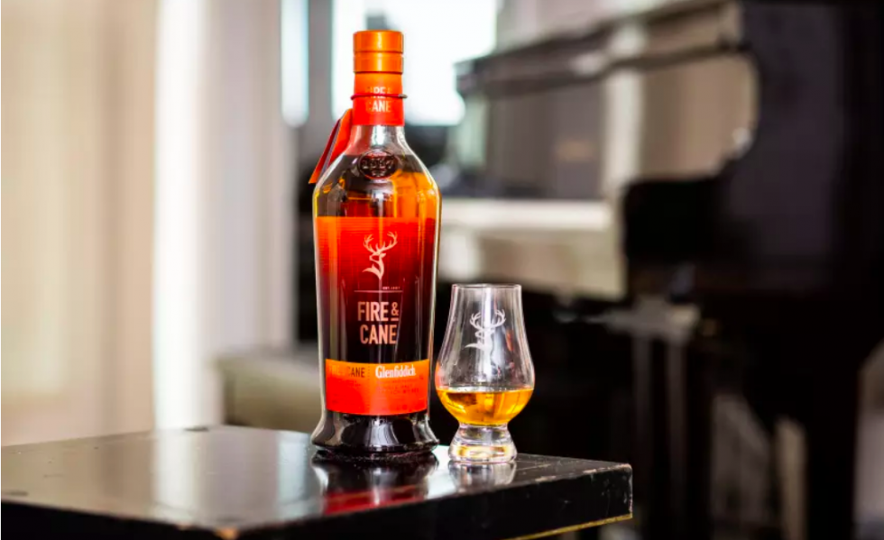 Fire & Cane: røget whisky og sød rom mødes i nyt Glenfiddich-eksperiment 
