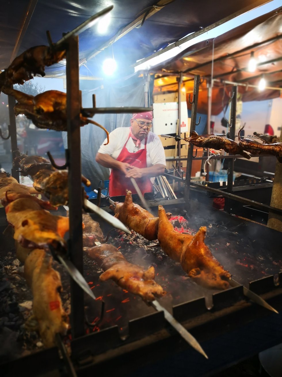 Streetfood i den lokale by UTA. - Fra hjemmebrygget vin til løg-is: en kulinarisk rejse gennem Sardinien