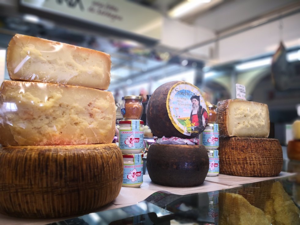 Sardiniens gademarked med ost ad libitum. - Fra hjemmebrygget vin til løg-is: en kulinarisk rejse gennem Sardinien