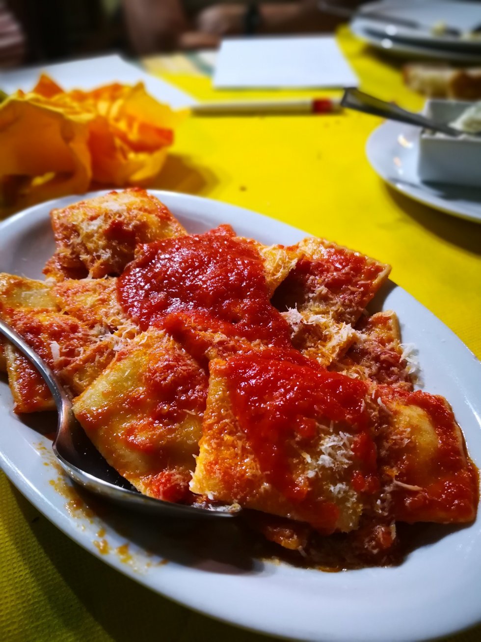 Ravioli med ricotta og appelsinskal. - Fra hjemmebrygget vin til løg-is: en kulinarisk rejse gennem Sardinien