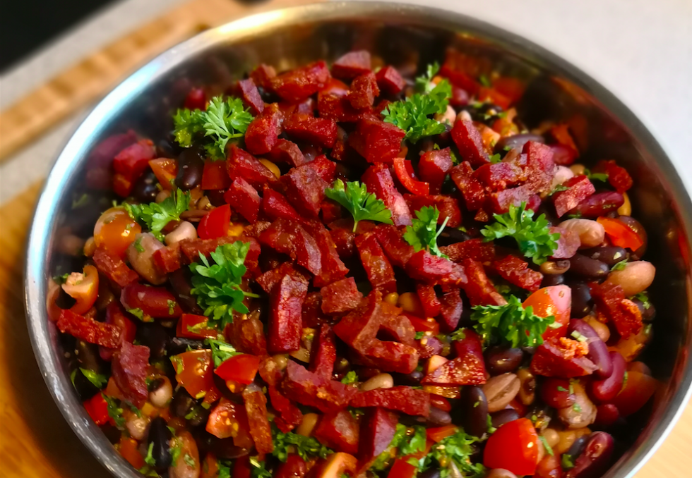 Chorizo-salat med bønner og bulgur