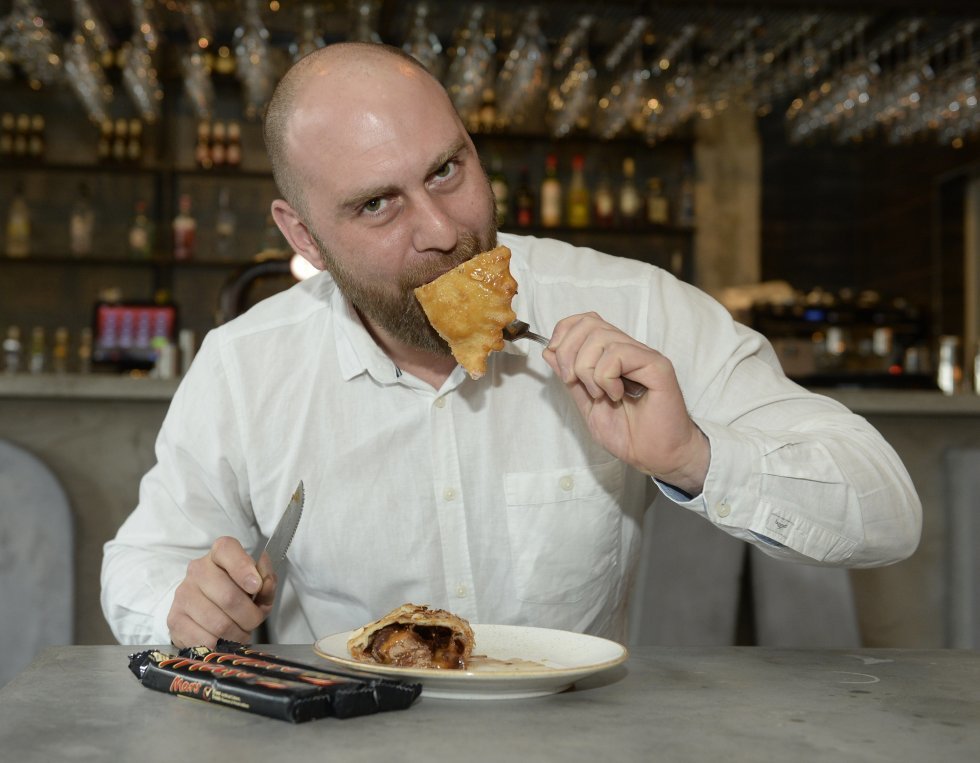 Skotsk restaurant har opfundet en 2000 kalorier-tung Deep Fried Mars Bar Calzone