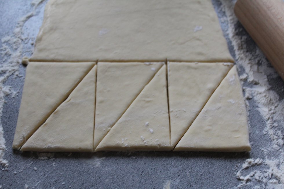 Aflange firkanter skåret diagonalt til croissanter - Grundopskrift til wienerbrødsdej