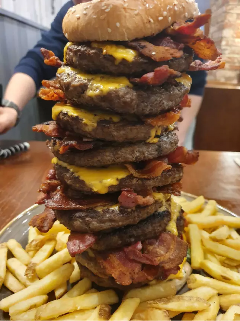 Engelsk pub tilbyder at betale for din gravsten, hvis du dør under deres 12.000 kalorietunge Burger Challenge