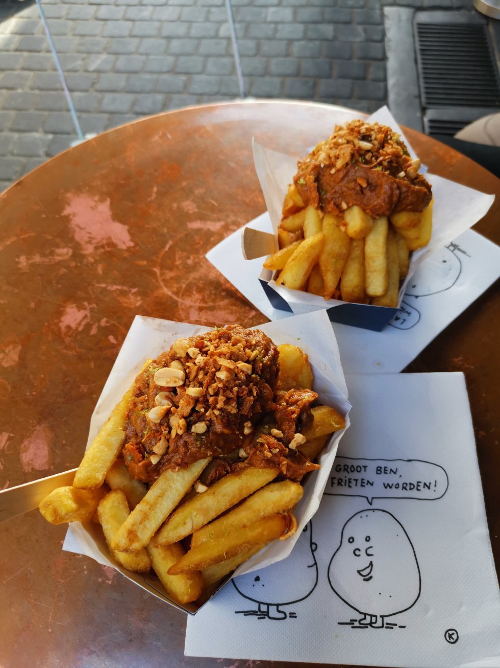 Belgiske fritter med peanutbutter. - Køkkenrebeller og kartoffelmos: En madrejse gennem Flanderns madkultur
