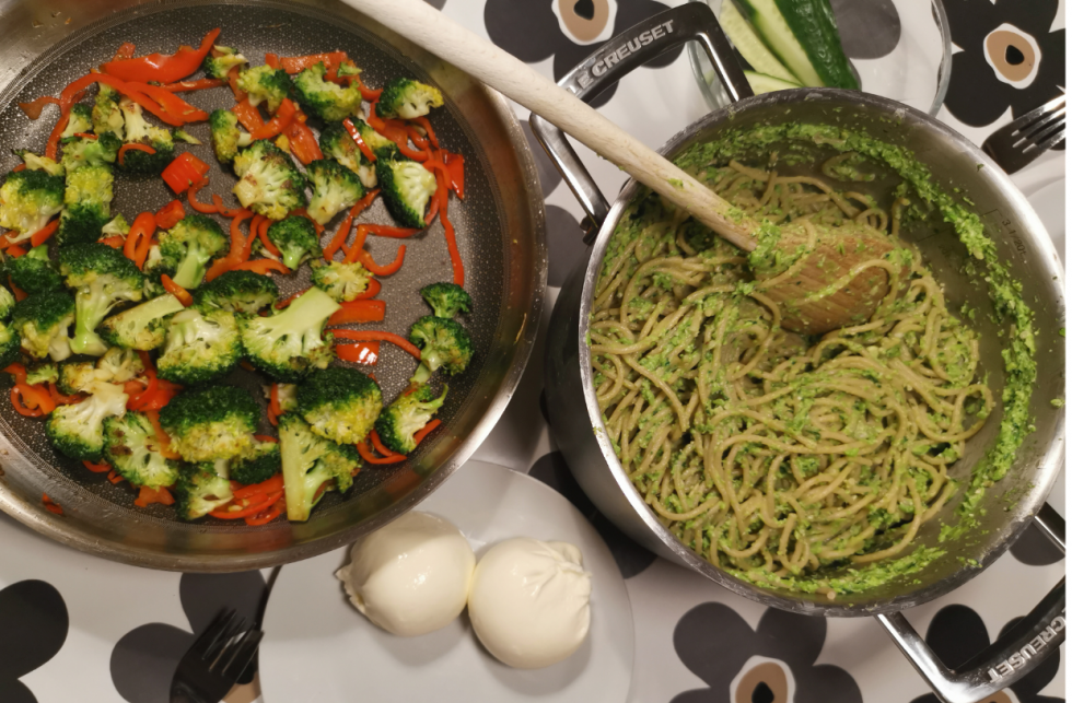 Pasta med ærtepesto, lynstegt grønt og burrata. - Ny måltidskasse bringer grøn kærlighed og råvareforståelse ind i børnefamilien