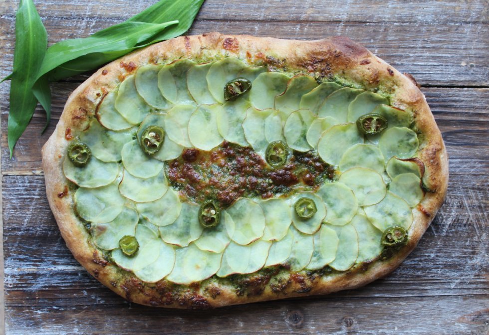 Ramsløgspizza: Sådan bager du pizza med bagestål