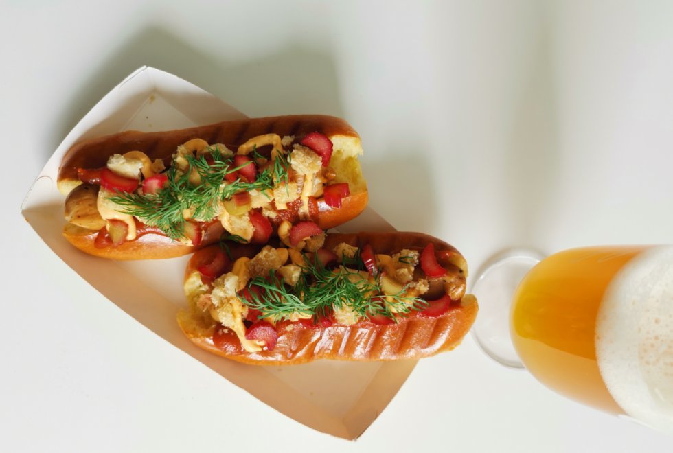 Hotdog med flæskesvær-crumble og lynsyltede rabarber