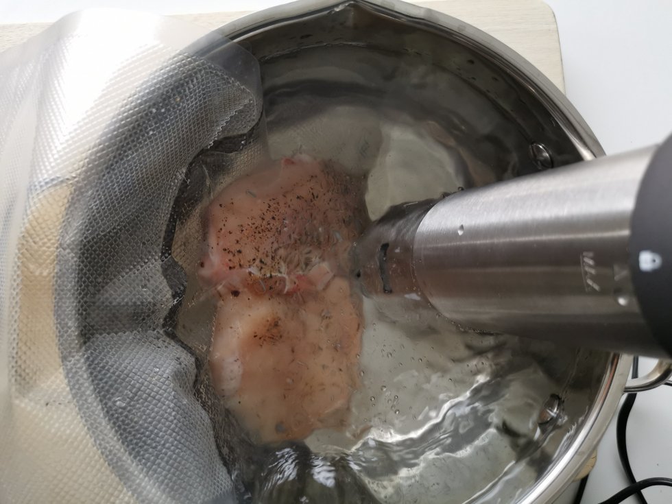 Sous vide-tilberedning med vakuumpakkede råvarer ved lav temperatur. - Test: Steba Sous Vide Stav STSV80