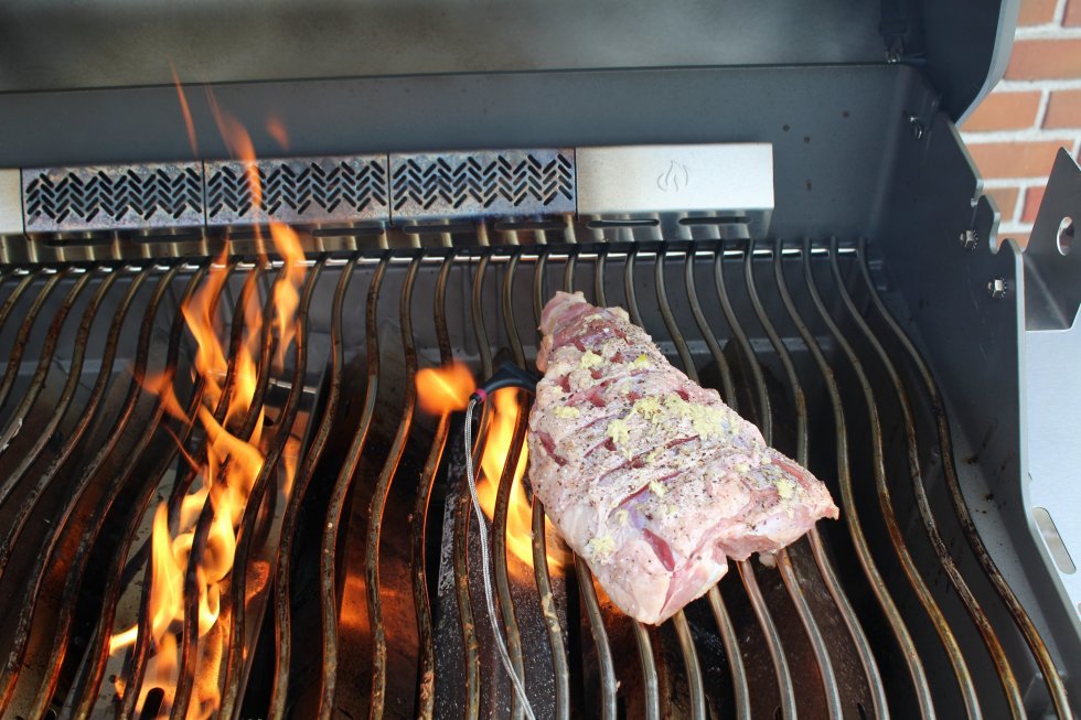 Cuvette på indirekte varme med en smokerbox til venstre. - Napoleon Rogue 525 Special Edition gasgrill (Test)