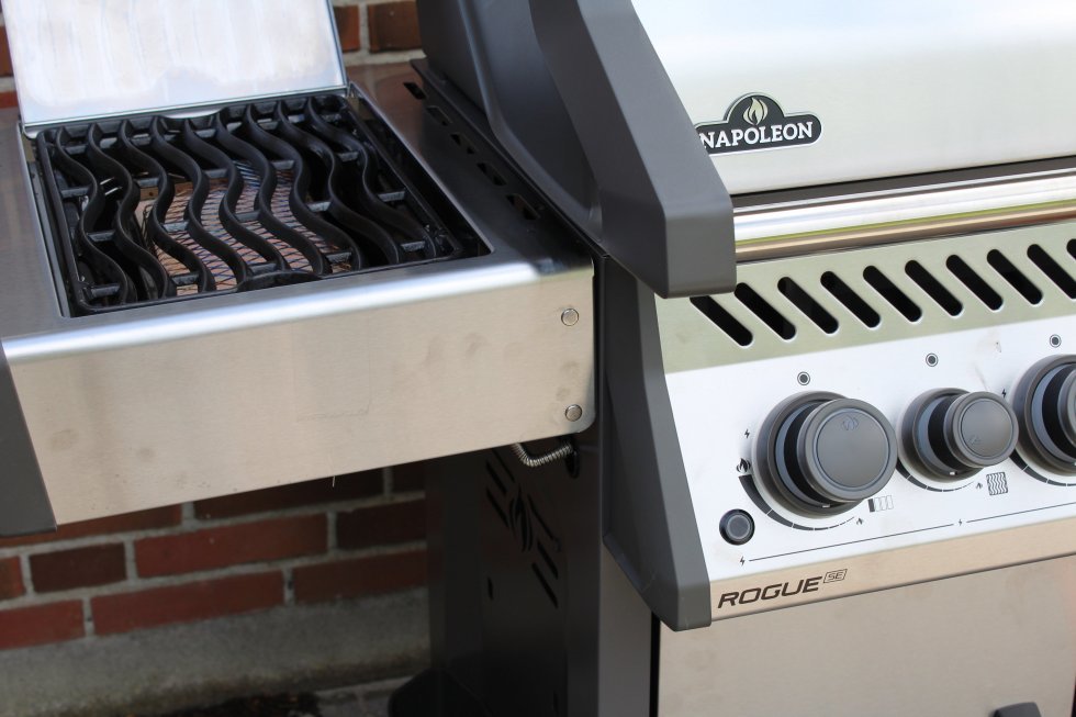 Sizzle Zone, som også kan forvandles til et sidebord.  - Napoleon Rogue 525 Special Edition gasgrill (Test)