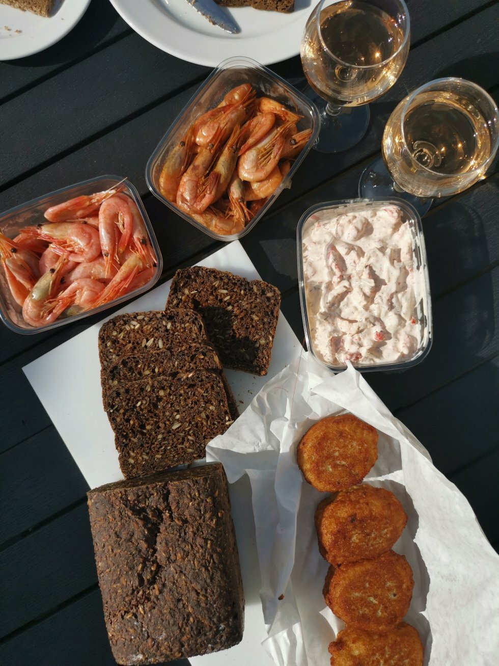 Nybagt rugbrød, fiskefrikadeller, ferske og røgede rejer, krebsehalesalat og rosé. - De bornholmske røgerier: Bornholmsk tapas og den røgede sild