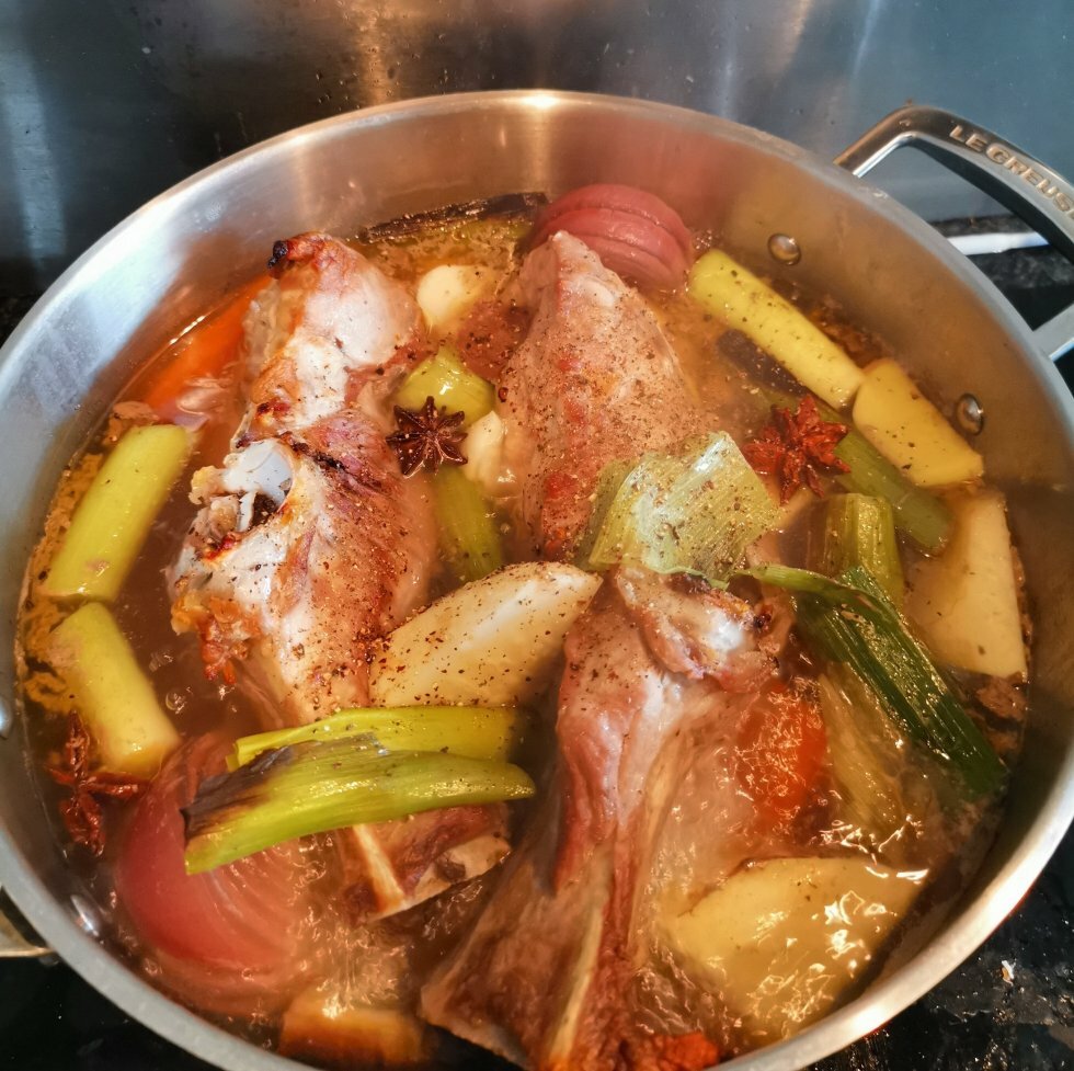 Overhældt med 1 liter væske og yderligere smagsgivere. - Xiaolongbao - suppe-dumplings