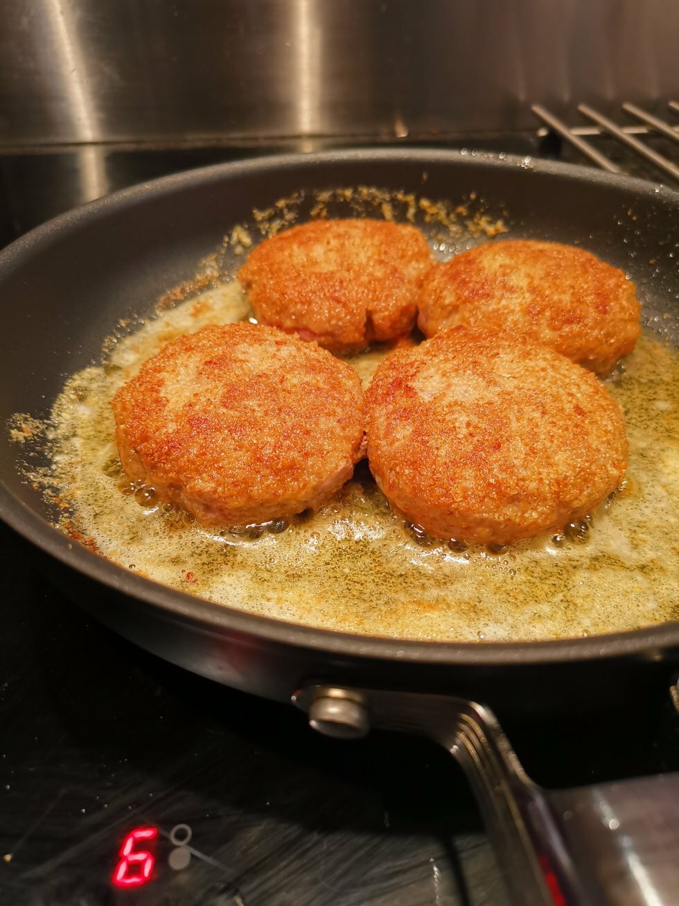 Panering uden branket overflade på Smegs nye pande.  - Nonstick-teknologi i særklasse: Et kig på Smegs nye køkkengrej