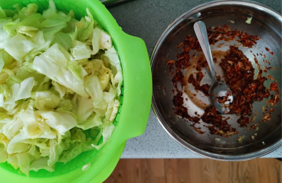 Rør din kimchi-paste sammen og bland i kålen. - Sådan laver du kimchi - koreansk fermenteret kål