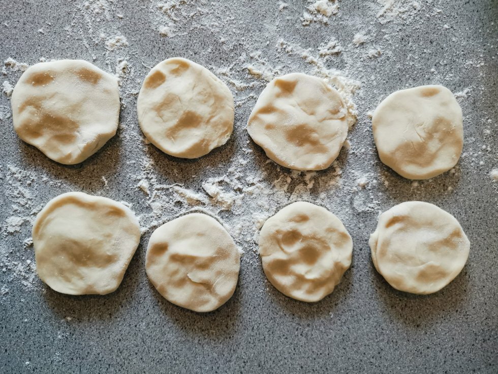 Vej dejen af i 8 portioner og klem dem ud til små cirkler.  - Kinesiske mandarin-pandekager