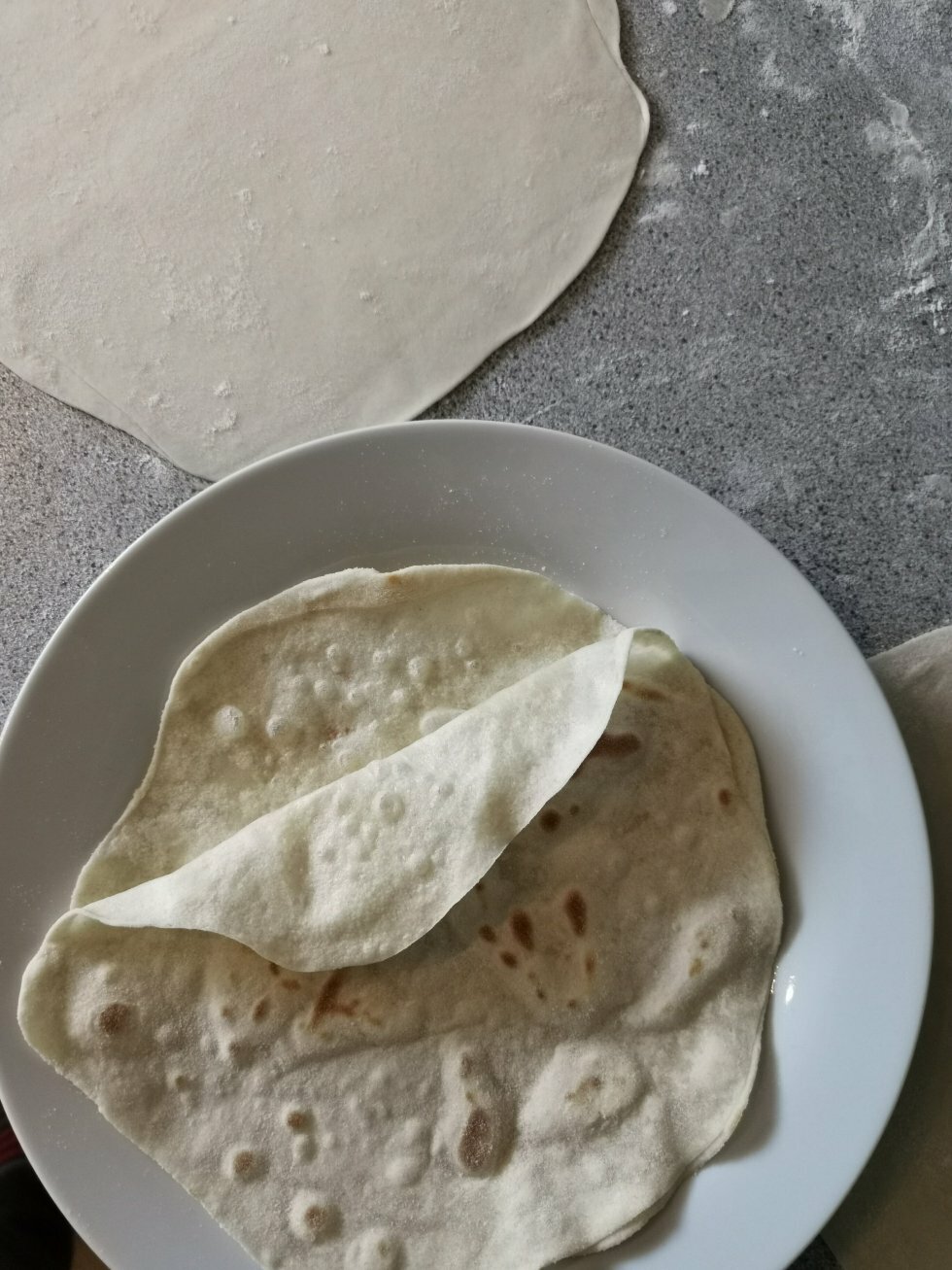 Når de kommer af panden, kan du forsigtigt fjerne de to pandekager fra hinanden. - Kinesiske mandarin-pandekager