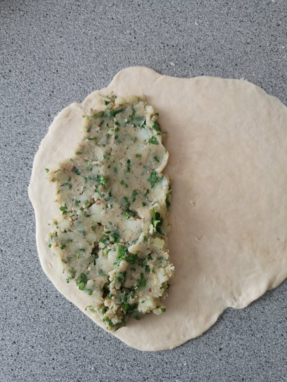 Fordel fyldet på halvdelen af din fladbrød-cirkel, men efterlad et par centimeter til samlingen. - Aloo Parathas