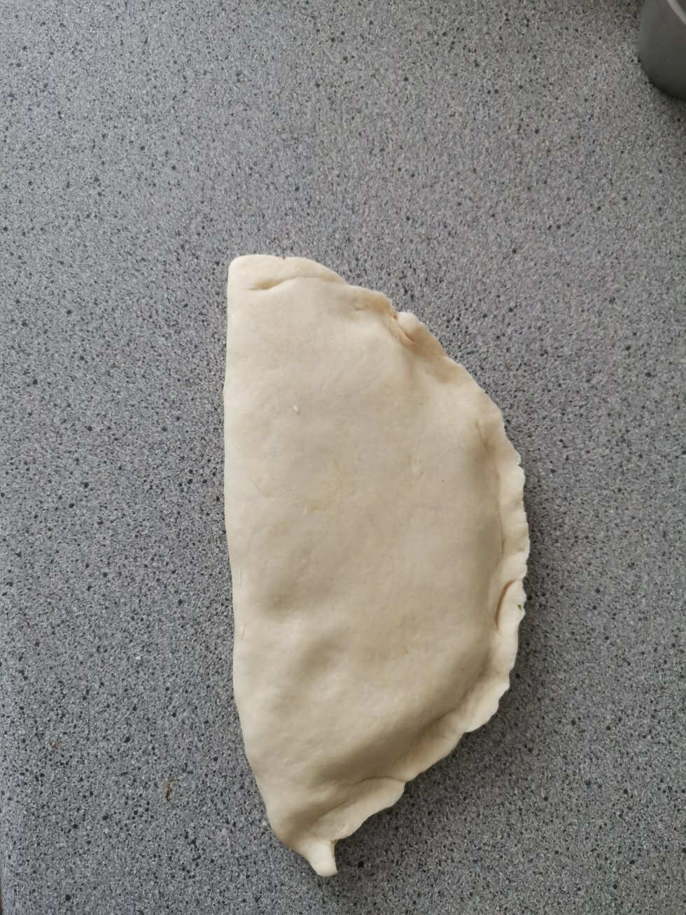 Fold sammen og klem kanterne grundigt sammen. - Aloo Parathas