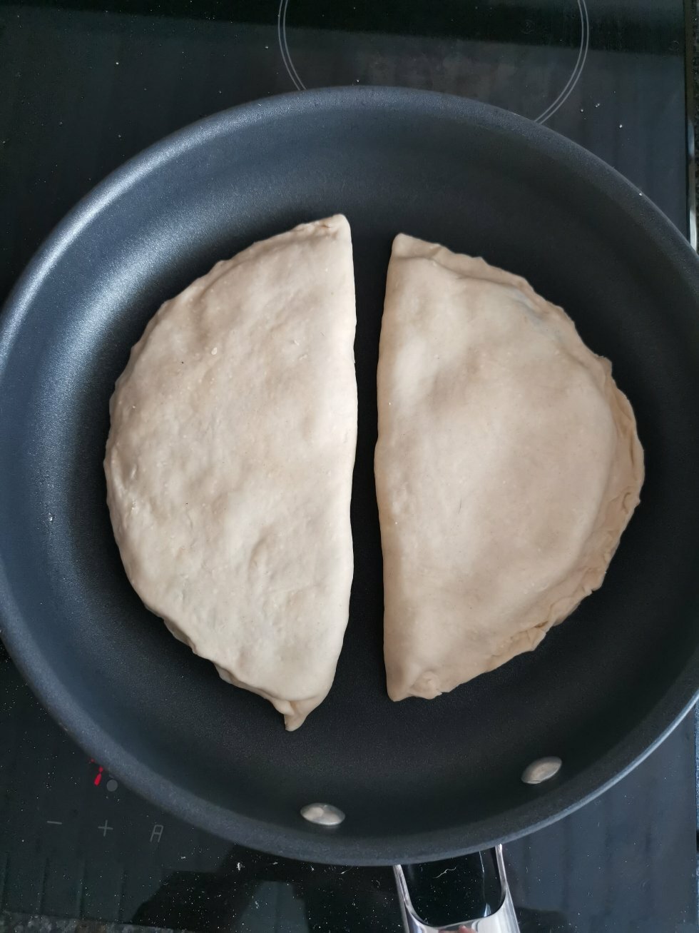 Steges på en tør pande, indtil de er gyldne og sprøde.  - Aloo Parathas