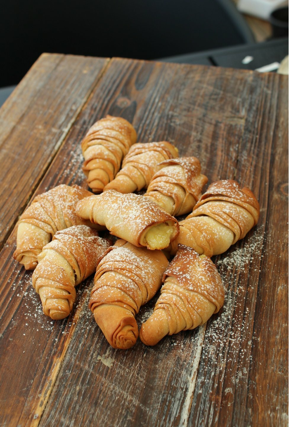 Færdigbagte Sfogliatelle. - Sfogliatelle - sprøde, italienske kager med mange lag og citroncreme