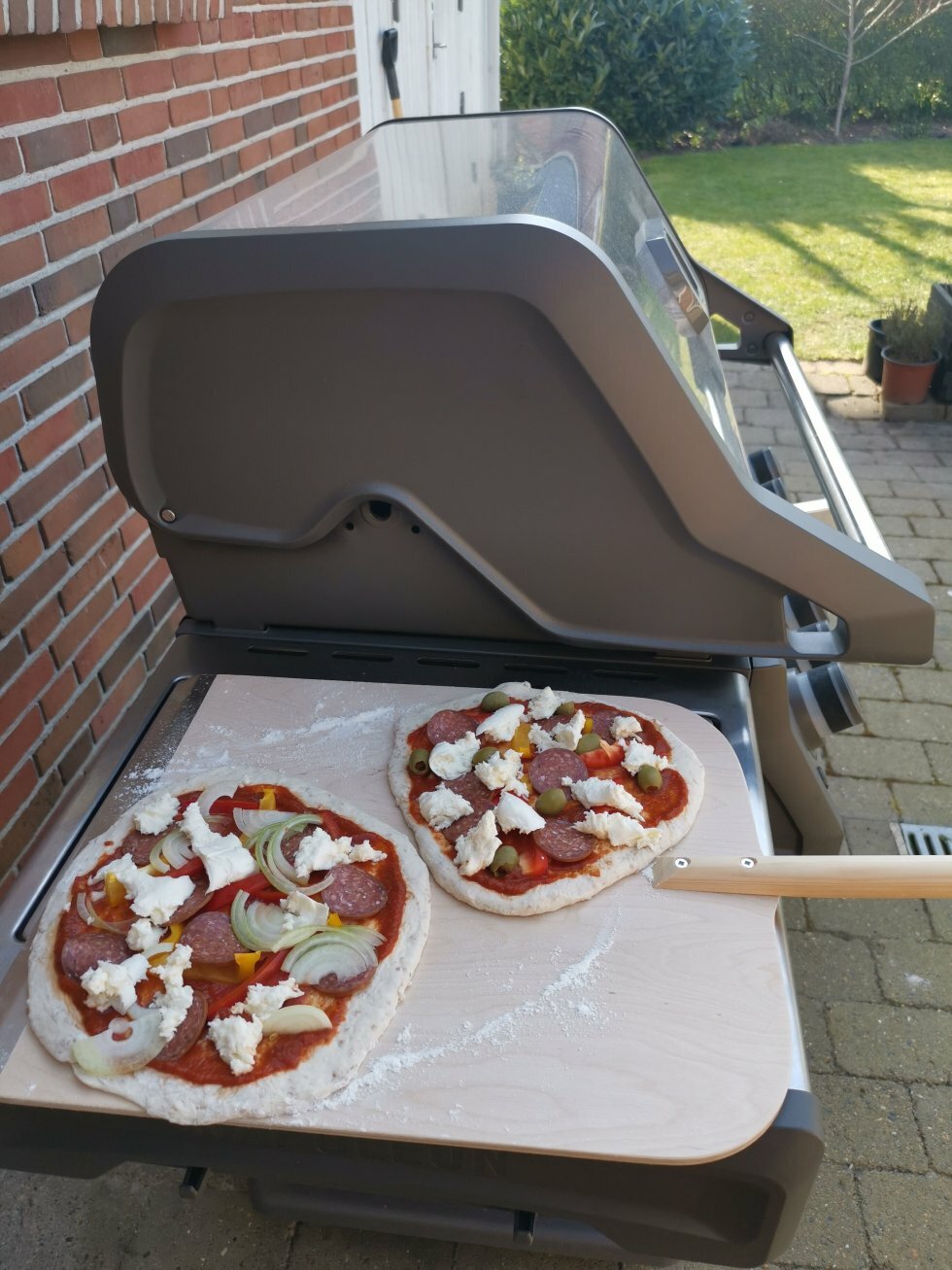 Klargør grillen til en varme på ca. 300-350 grader. - Pizza på grill