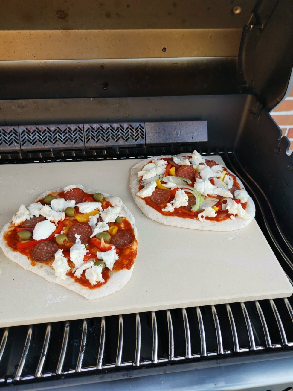 Smid dem på bagestenen og luk låget.  - Pizza på grill