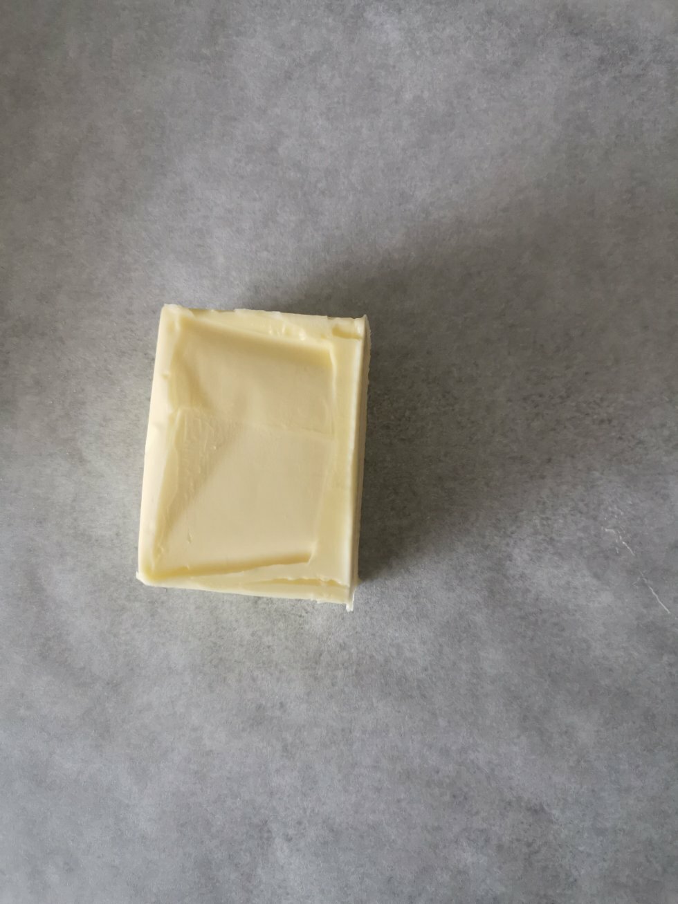 Køleskabskoldt smør lægges mellem bagepapir. - Tebirkes/københavnerbirkes