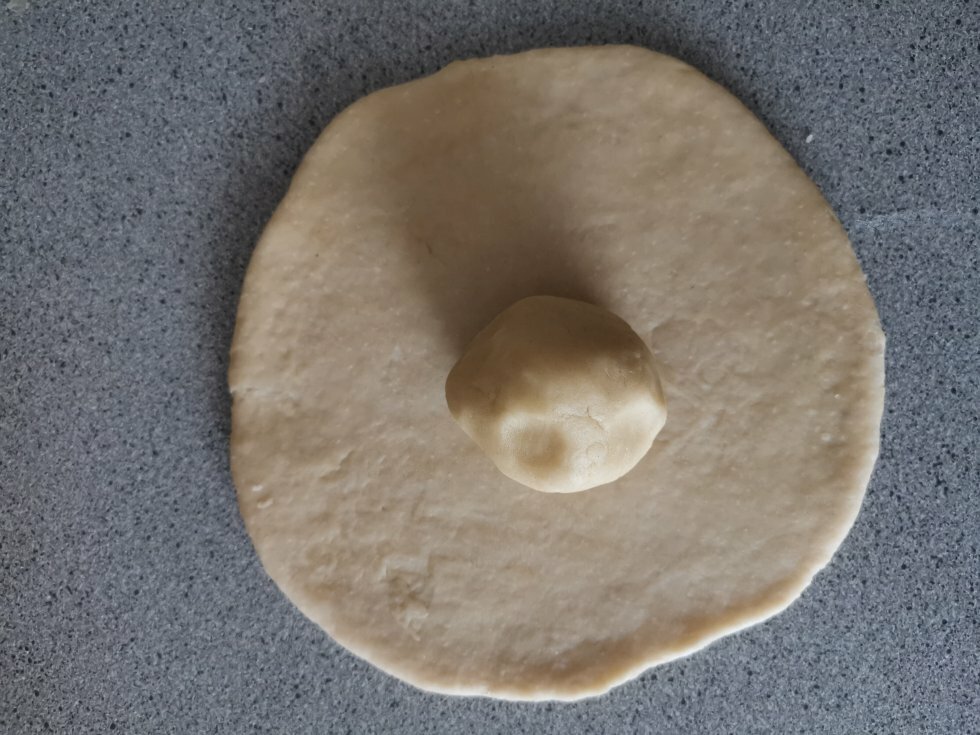 Læg dej 1 oven på en cirkel af dej 2. - Karipap