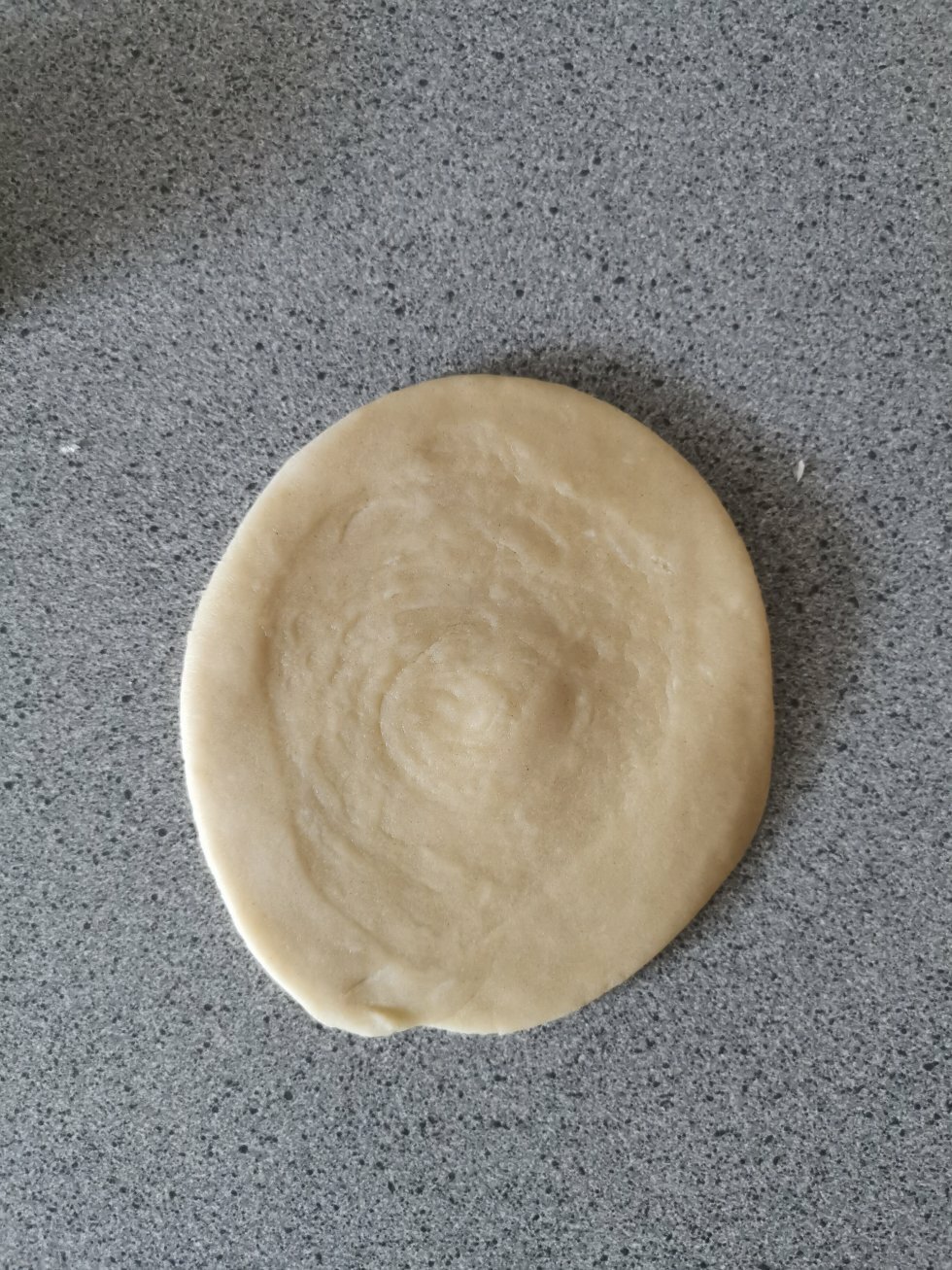 Rul hver enkelt ud til ca. 15 cm i diameter og fyld dem. - Karipap