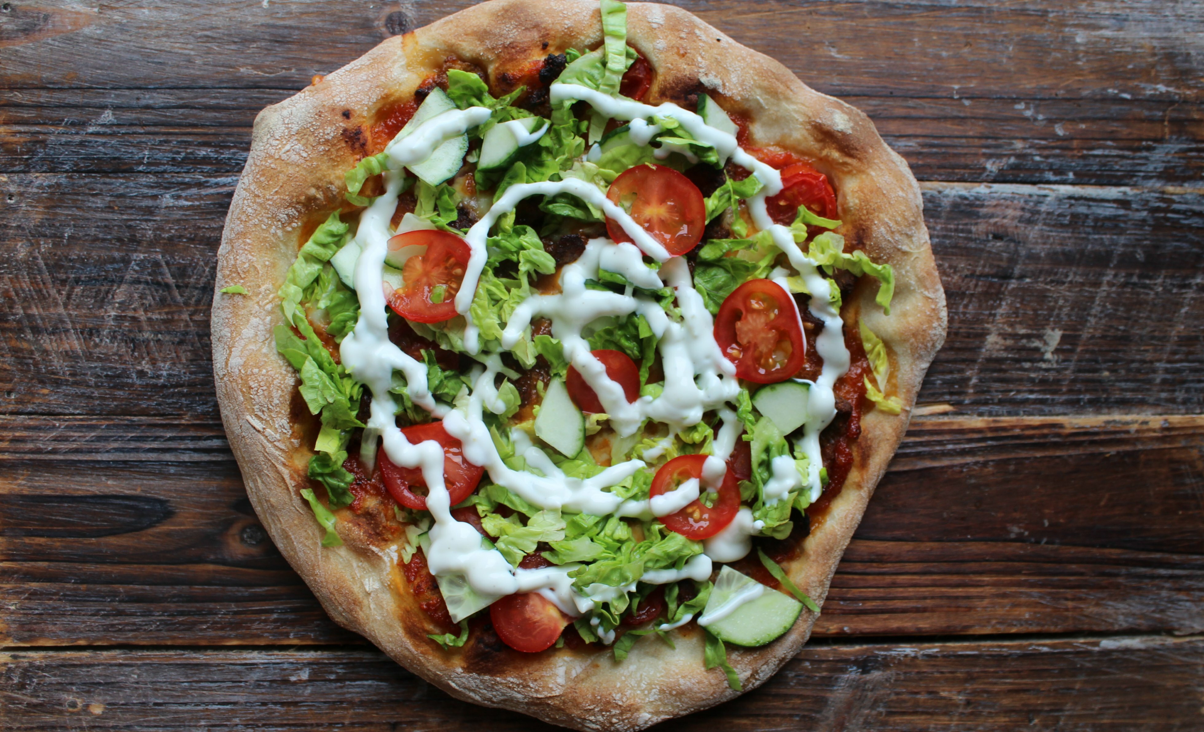 Salatpizza - hjemmebagt pizza med kebab, salat og dressing - Mandekogebogen