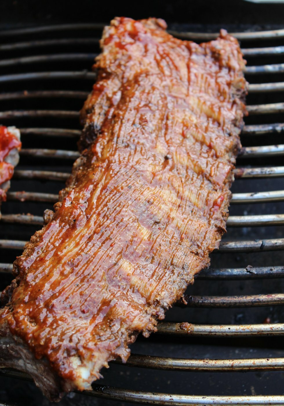 Spareribs med barbecue-mariande.  - Møre spareribs i ovn og på grill