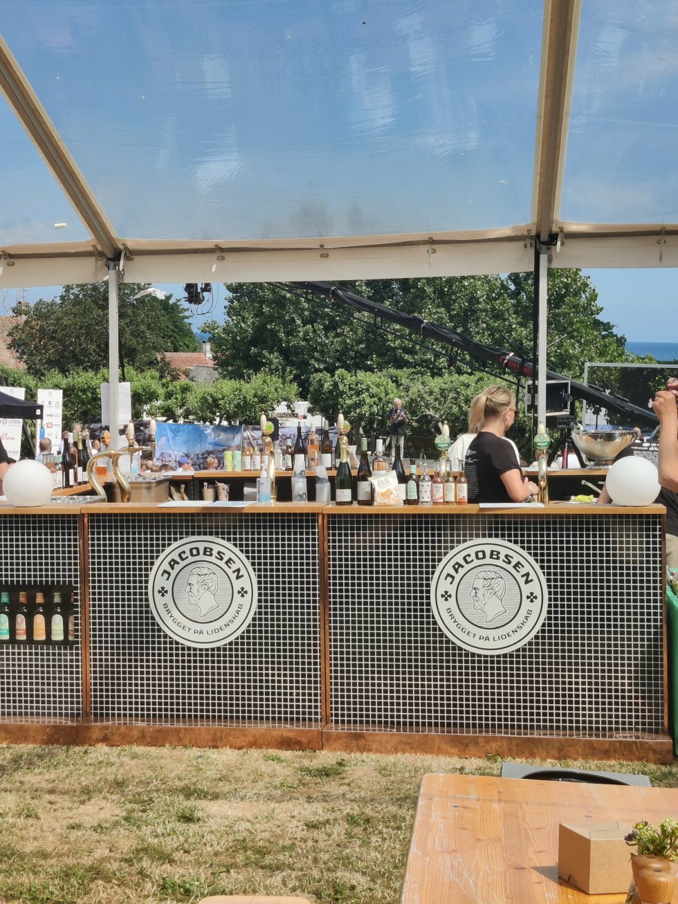 Sol over Gudhjem 2021: Mad-oasen, der stillede det drabelige restaurantbesøg-underskud i en mellemting mellem festival og gourmet