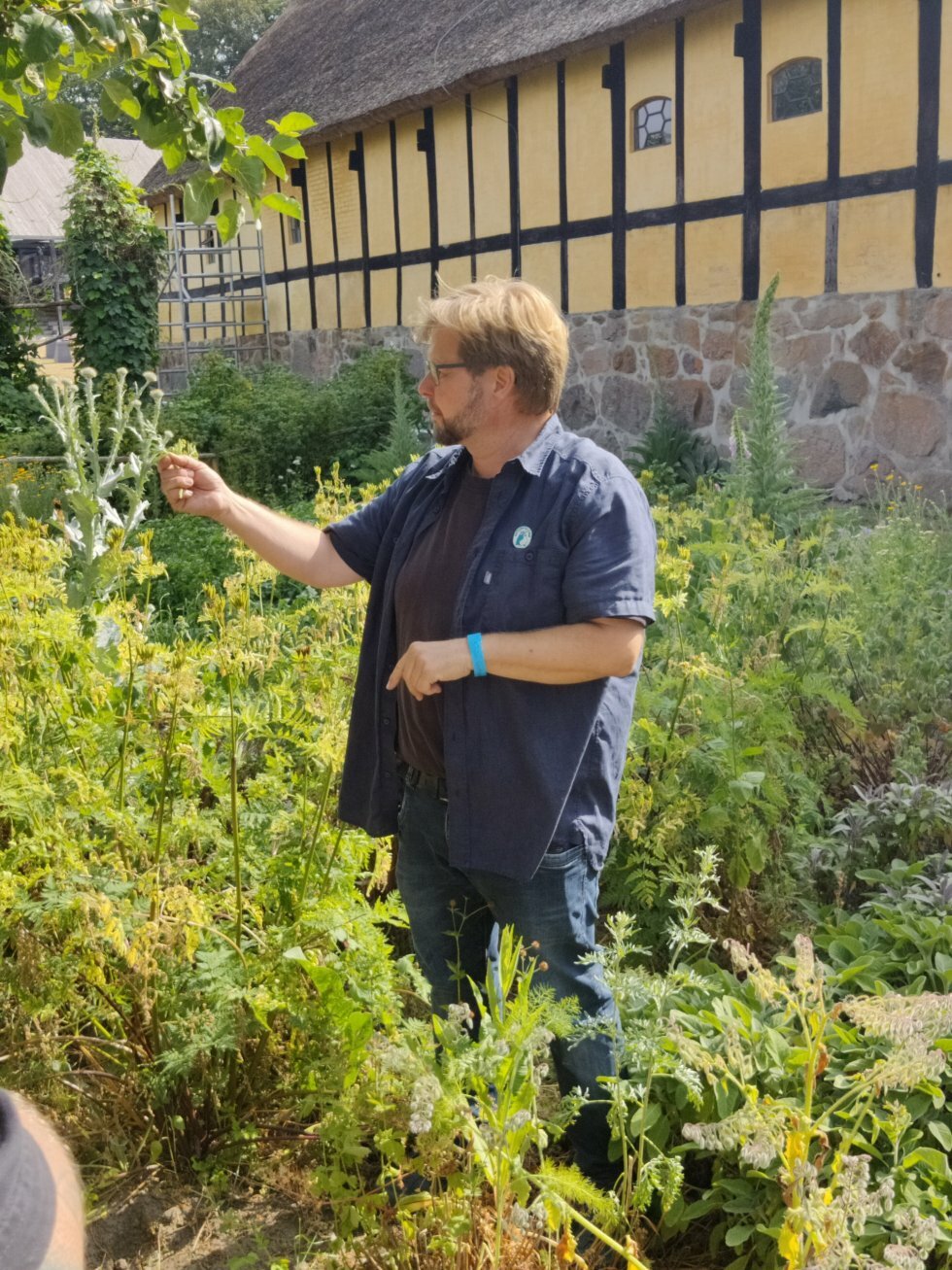 Thomas Guldbæk fremviser en snært af Bornholms vidtrækkende agrokultur. - Lokale produkter og legesyg agrokultur: Bornholms er forgangsmand for kærligheden til lokalområderne