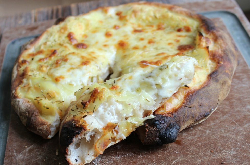 Rådgiver høg Kristendom Pizza Bianco - hvid pizza med mascarpone, kartofler og muskatnød -  Mandekogebogen