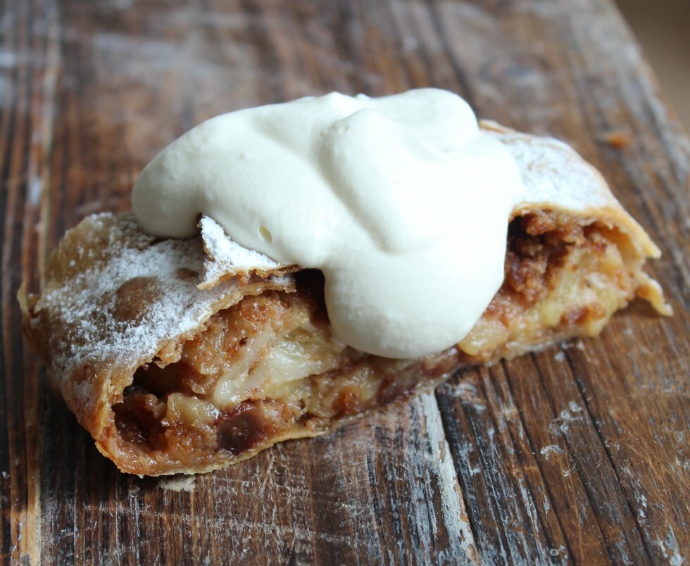 Pensles med smør, bages og toppes med flormelis og flødeskum! - Apfelstrudel