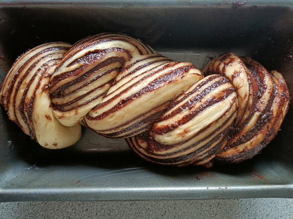 Sammenflettet klar til hævning.  - Babka: flettet chokoladebrød