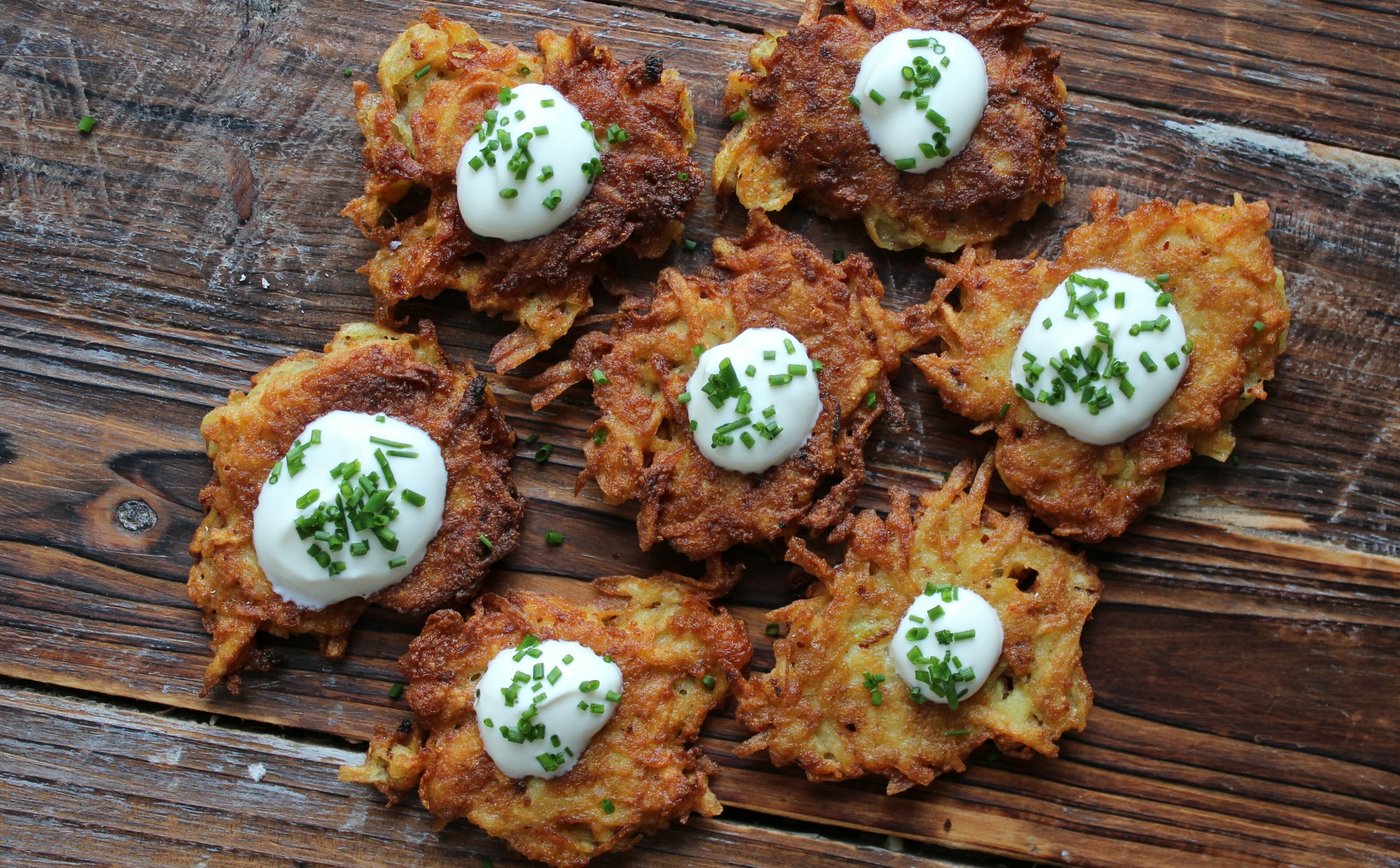 Latkes: Sprøde snacks af revne kartofler - Mandekogebogen