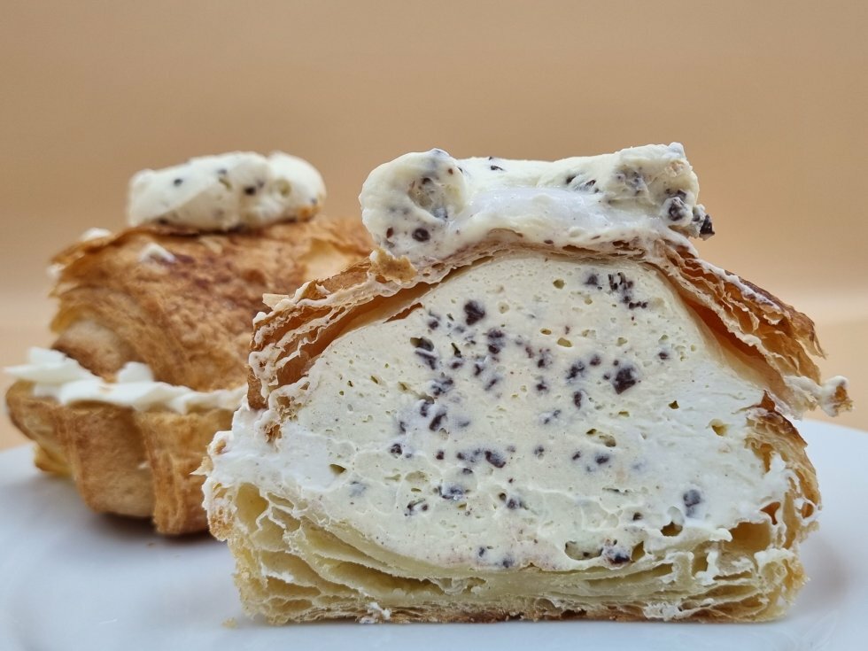 Fastelavnsbolle med passionsfrugtcreme og chokolade fra Othello Bageren - Fastelavnsbollerne ruller igen: Toms Skildpadder, brunsviger eller klassisk med fløde og creme? 