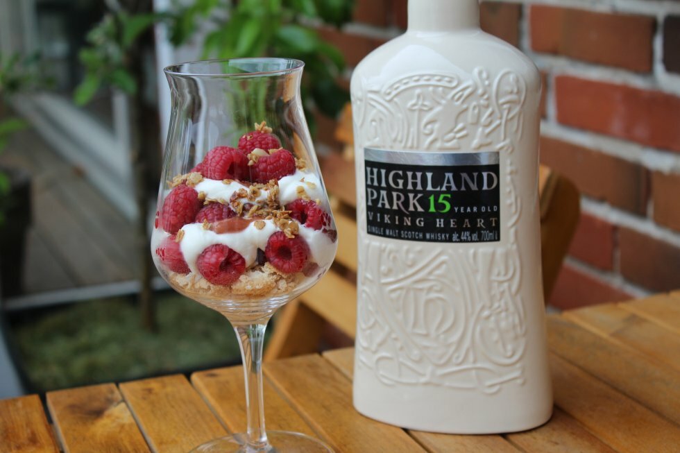 Cranachan og Highland Park Viking Heart. - Cranachan: Skotsk hindbærdessert med whisky