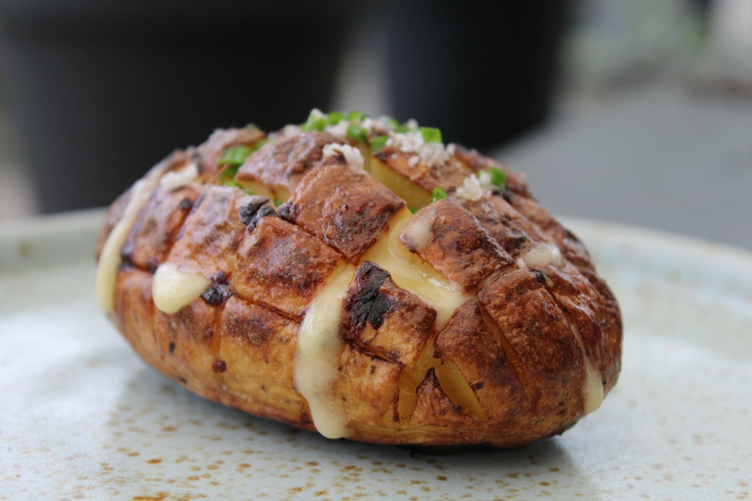 Criss Cross Cheese Potatoes: Bagte kartofler med ost