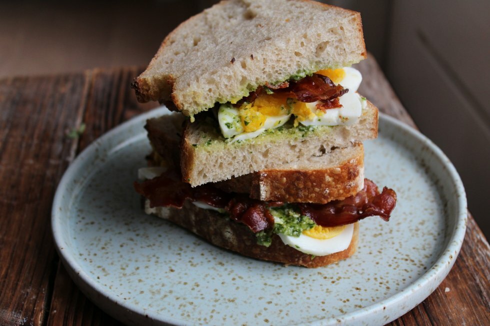 Sandwich med æg, pesto og bacon