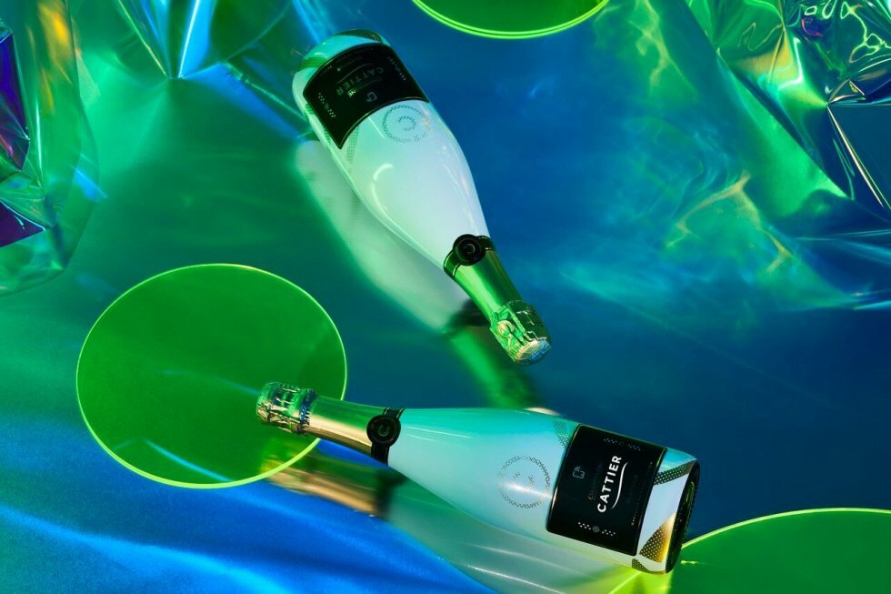 Champagnehuset Cattier lancerer flasker med interaktive, papirstynde OLED-etiketter