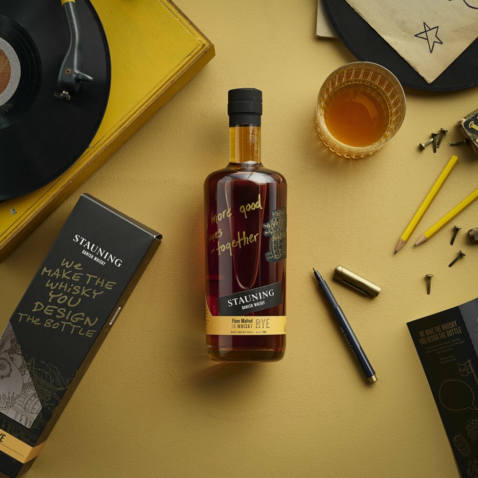 Foto: Stauning Whisky - Design din egen whiskyflaske: Stauning Whisky forvandler leveringsudfordringer til genial gimmick