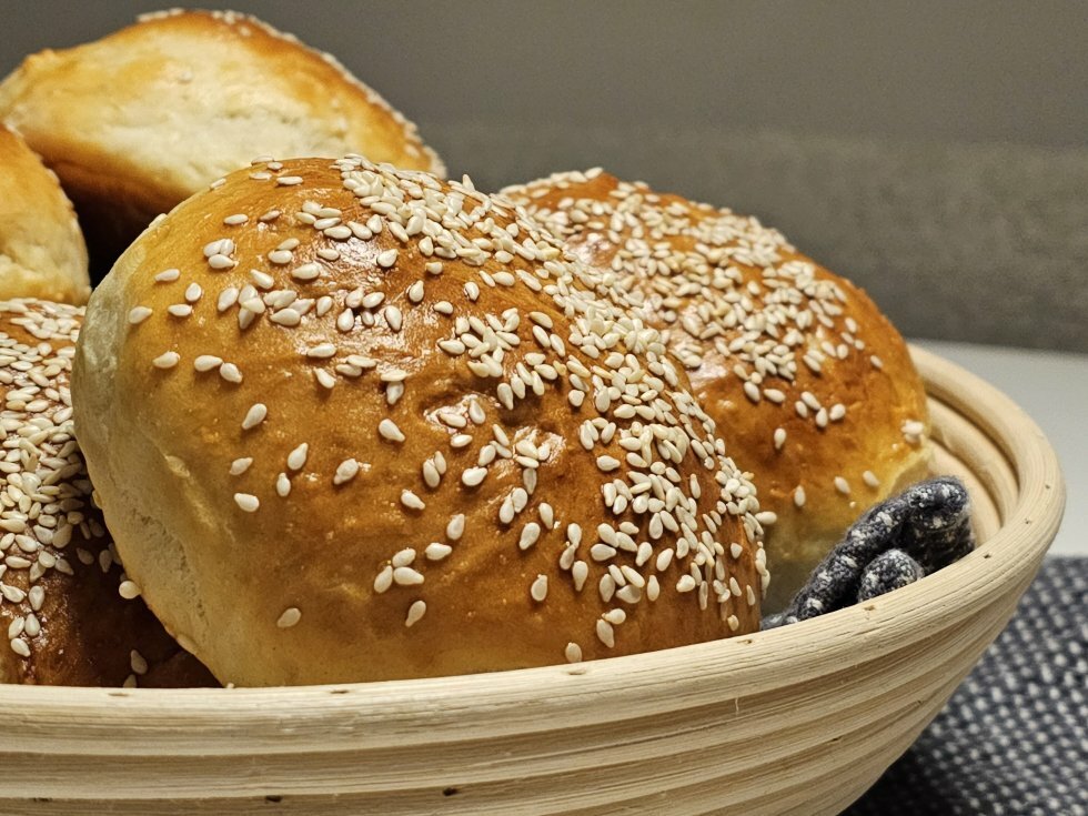 Klassisk burgerbolle - Sesam er i teorien valgfrit (Men i mit hovede påkrævet) - Hjemmelavede burgerboller