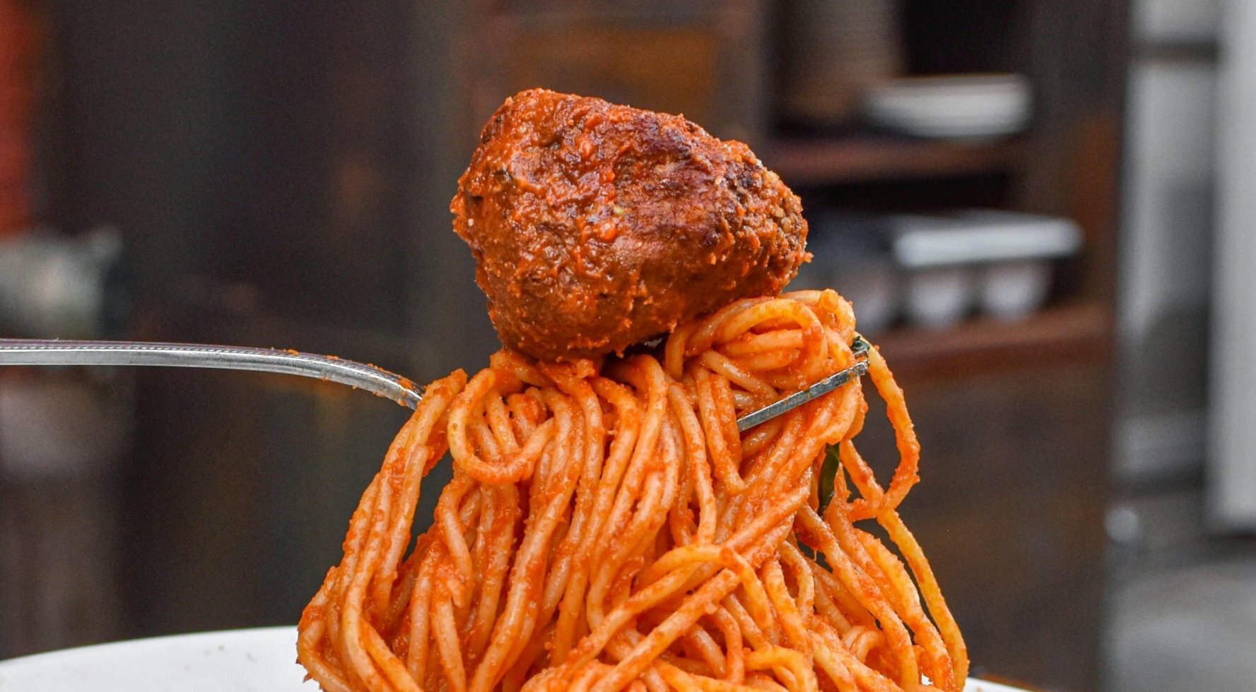 Italiensk bedstemor understreger: Drop bagning eller stegning - sådan skal du tilberede din spaghetti med kødboller