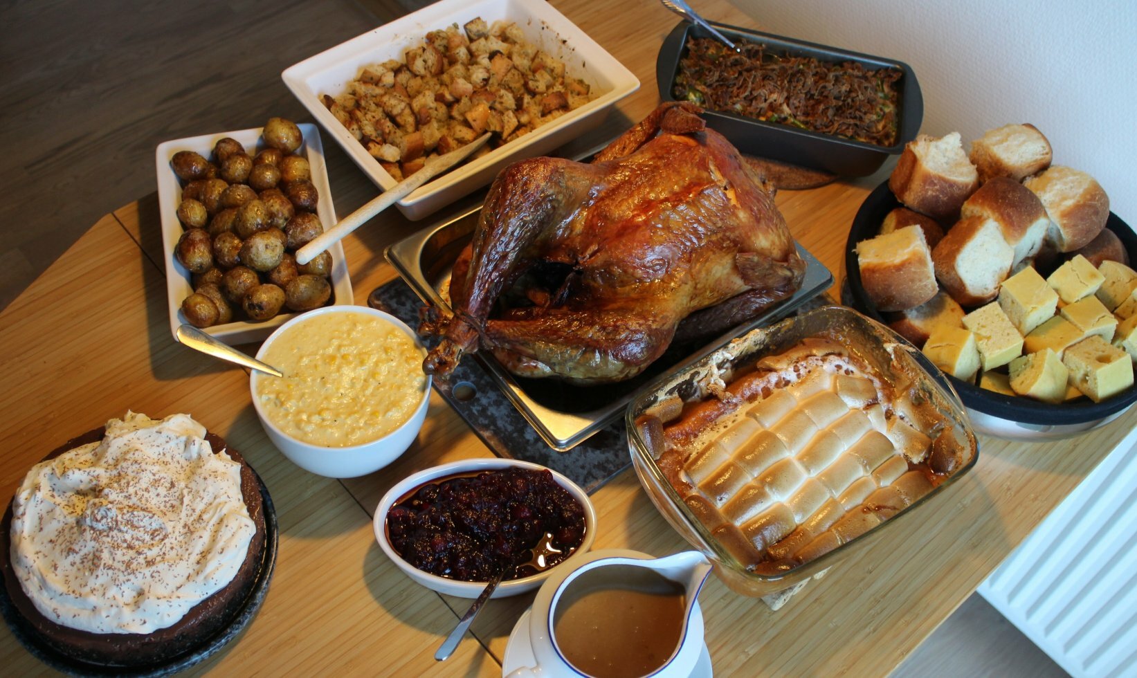 Thanksgiving middag med helstegt kalkun og tilbehør